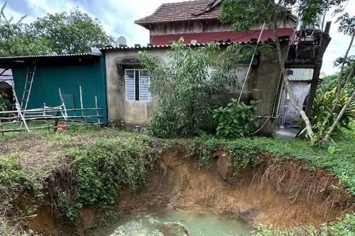 Sau tiếng nổ lớn, vườn nhà dân ở Quảng Bình xuất hiện hố sụt lún