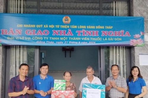 Bàn giao căn nhà tình nghĩa cho gia đình chính sách