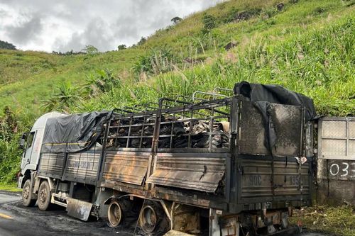 Xe tải bị cháy khi đang đổ đèo Khánh Lê