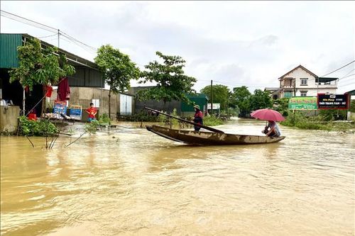 Hà Tĩnh: Đảm bảo an toàn, khẩn trương di dời người dân ra khỏi vùng ngập lụt