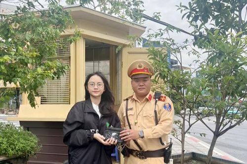 Cô gái trẻ nhận lại tài sản đánh rơi trên phố từ CSGT Hà Nội