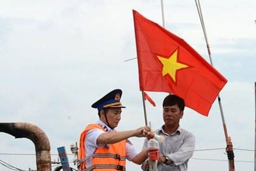 Cảnh sát biển đồng hành với ngư dân: Cùng ngư dân Lý Sơn vươn khơi, bám biển