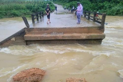Thanh Hóa: Nước lũ cuốn trôi một đoạn cầu Bến Nhạ