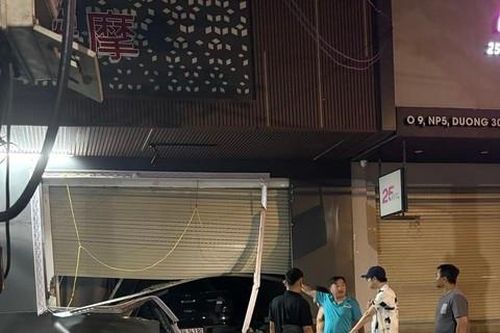 Xe bán tải lao lên vỉa hè tông sập cửa nhà, chui tọt vào tiệm spa