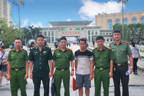 Trục xuất đối tượng người nước ngoài buôn lậu cá tầm vào Việt Nam