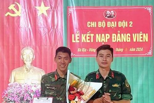 Kết nạp đảng trên trận địa diễn tập