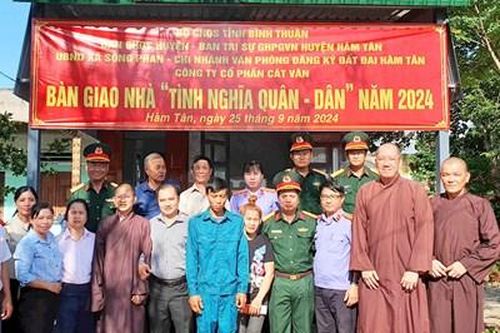 Bình Thuận bàn giao nhà 'Tình nghĩa quân - dân' tặng cán bộ dân quân khó khăn