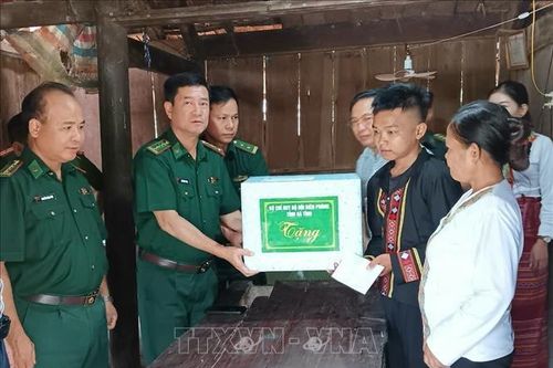 Nam sinh viết tiếp ước mơ vào đại học của đồng bào dân tộc Chứt