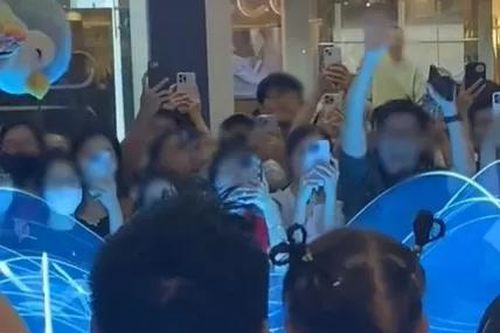 'Em bé quốc dân' Pam òa khóc tại sự kiện: Đừng để tuổi thơ con em trở thành 'content'