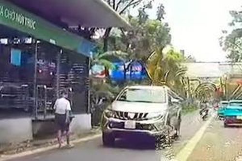 Xe bán tải đi ngược chiều trên làn buýt nhanh BRT gây mất an toàn