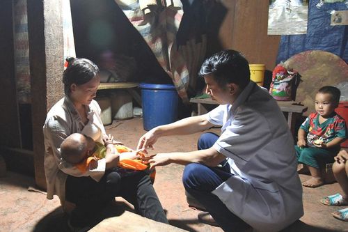 Hành trình nỗ lực đưa vắc xin về bản ở Điện Biên