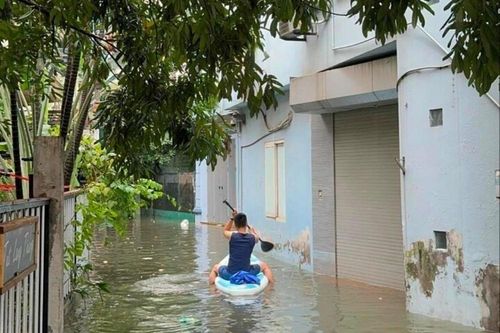 Lộ những khu ngập nặng ở Hà Nội sau bão lũ, người mua 'bỏ của chạy lấy người'