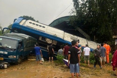 Tai nạn giao thông mới nhất 29/9/2024: 1 xe khách và nhiều ôtô bị vùi lấp