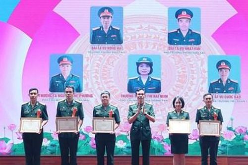 Học viện Hậu cần tổ chức giao lưu, tôn vinh điển hình tiên tiến