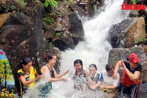 Người dân đổ xô đi tắm suối Ô Đá ở vùng Bảy Núi An Giang