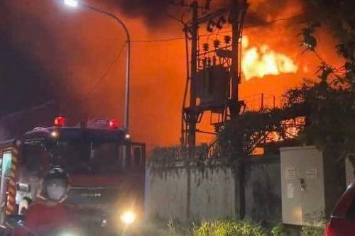 Dập tắt đám cháy xưởng may trong đêm ở huyện Hoài Đức