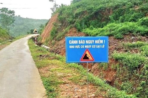 Lái xe qua vùng có nguy cơ sạt lở cần chú ý điều gì?