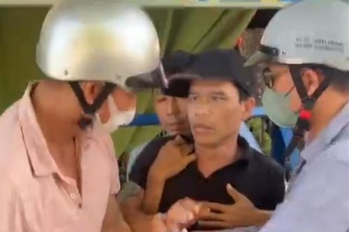 Bắt kẻ tàng trữ ma túy, 'lòi' ra khẩu súng ngắn có 4 viên đạn