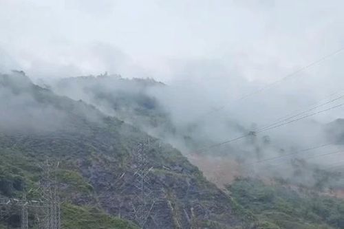 Sởn gai ốc trước dòng nước lũ cuồn cuộn chảy trên sông Nho Quế ở Hà Giang