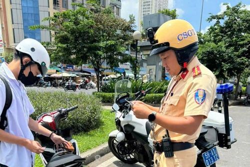 Xử lý hàng trăm học sinh vi phạm giao thông trong ngày đầu CSGT TPHCM ra quân