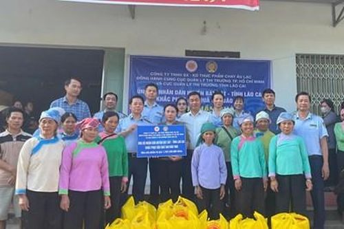 Lực lượng quản lý thị trường hỗ trợ người dân huyện Bát Xát khắc phục hậu quả sau bão