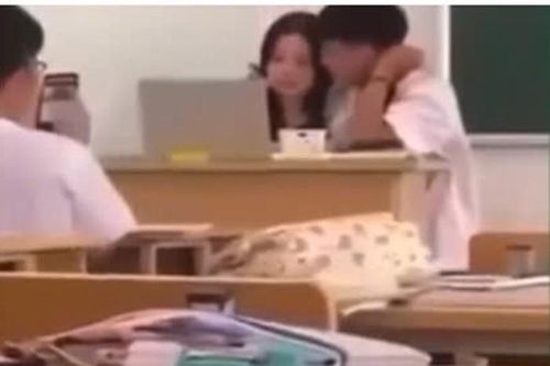 Thấy gì từ clip cô giáo- học sinh thân mật trong lớp học?