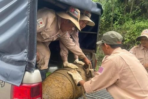 Phát hiện bom 'khủng' còn nguyên kíp nổ ở Quảng Bình