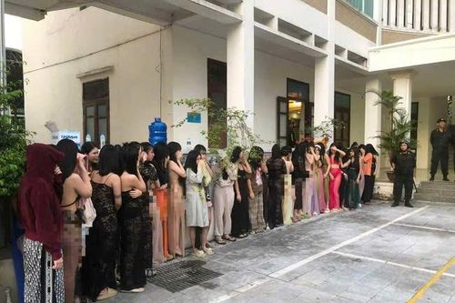 Hàng chục cảnh sát đột kích quán Karaoke - Massage G7 lúc rạng sáng