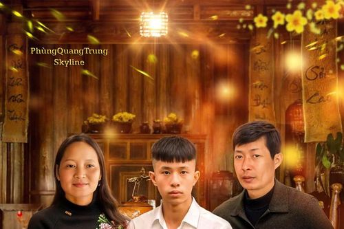Thiếu niên Làng Nủ lặng người khi nhận bức ảnh phục dựng gia đình đầy đủ