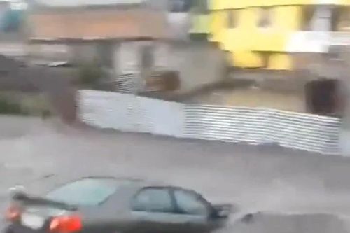 Lũ lụt nhấn chìm xe ôtô trên đường phố thủ đô Quito của Ecuador