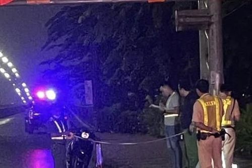 Phát hiện 1 phụ nữ tử vong bên chiếc xe tay ga ở chân cầu Sài Gòn