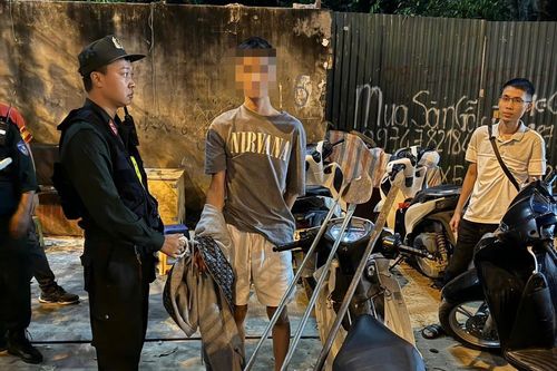 'Chặn giữ' nam thanh niên mang dao, kiếm tham gia giao thông