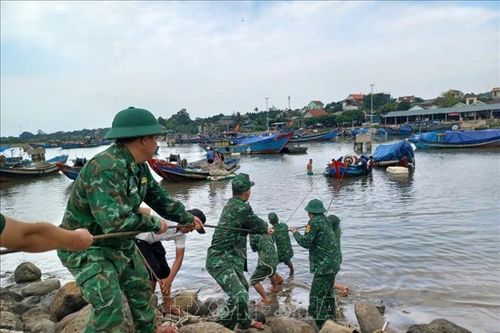 Biên phòng Quảng Trị kịp thời cứu nạn tàu cá bị chìm