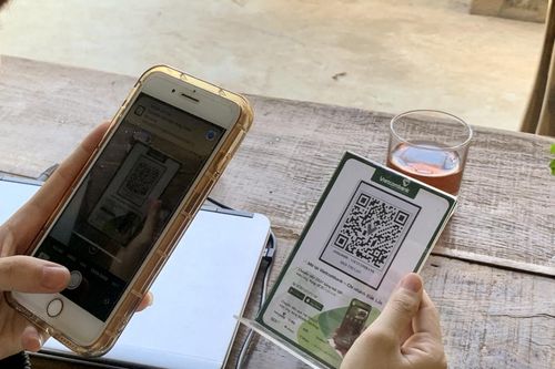 Quyết định sử dụng thanh toán không dùng tiền mặt của người trong độ tuổi gen Z và trung niên