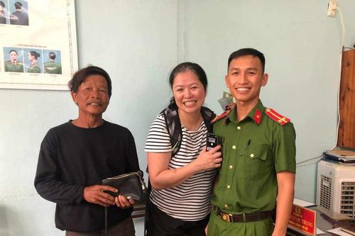 Nữ du khách Úc đánh rơi chiếc ví và hành động đẹp của người bán bánh bao