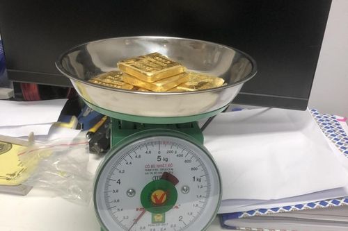 2 khách giấu 6 kg vàng trong người nhập cảnh ở Nội Bài