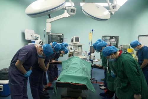 Con trai xấu số đột ngột qua đời, cha mẹ có quyết định cuối cùng gây xúc động
