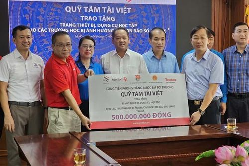 Cùng Tiền Phong nâng bước em tới trường' trao tặng 500 triệu đồng cho học sinh Lào Cai