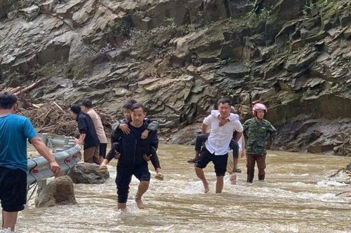 Thầy giáo để con ở viện để cứu trợ dân trong lũ dữ
