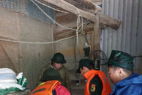 Gác việc nhà, dồn lực cứu dân