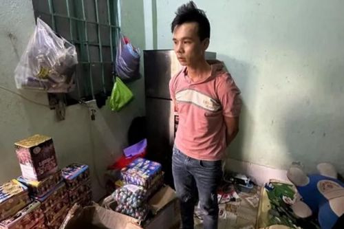 Bắt đối tượng cất giấu 138 kg pháo nổ trong phòng trọ