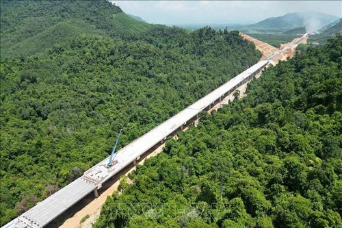 Hợp long cây cầu dài nhất trên cao tốc Vân Phong - Nha Trang