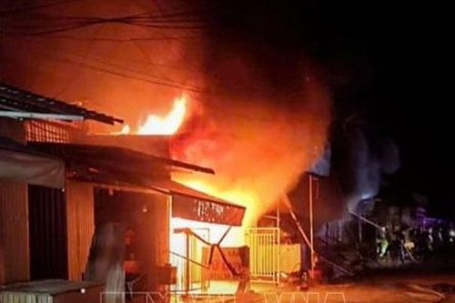 Cháy lớn trong đêm thiêu rụi 3 căn nhà của người dân