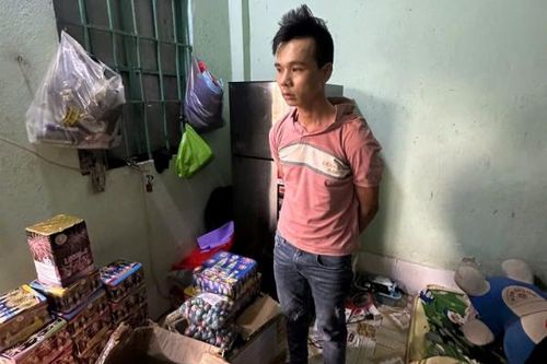 Cất giấu 138 kg pháo nổ trong phòng trọ để bán
