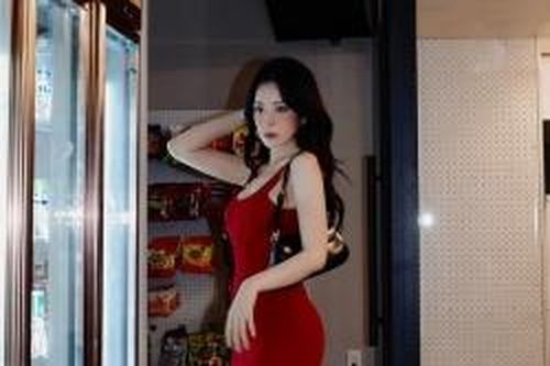 Chi Pu xinh đẹp nổi bật với những mẫu đầm thiết kế đơn giản