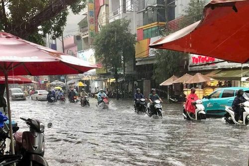 Thành phố Hồ Chí Minh mưa trắng trời, đường phố ngập trong 'biển nước'