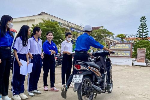 Nét đẹp nơi cổng trường