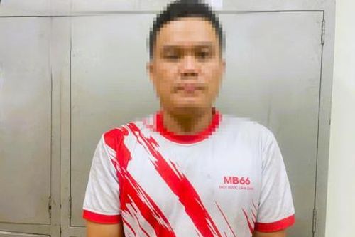 Đang giúp người bị hư xe, thì 'lật mặt' chiếm đoạt điện thoại của khổ chủ