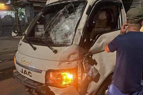 Tai nạn giao thông mới nhất 9/10/2024: tông xe tải, 2 thanh niên nằm bất động