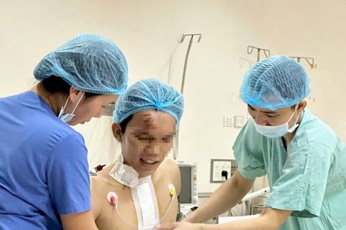 Giây phút nghẹt thở cứu sống người đàn ông bị tai nạn vỡ tim